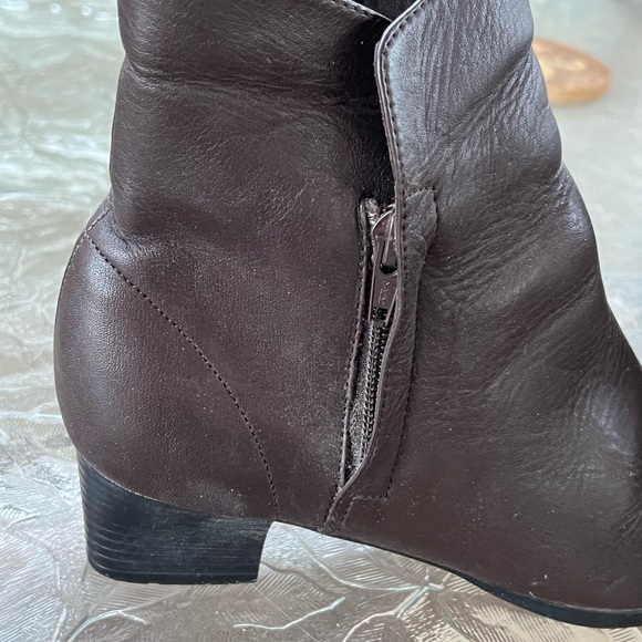Size 7 1/2 brown boots. - Picture 6 of 8